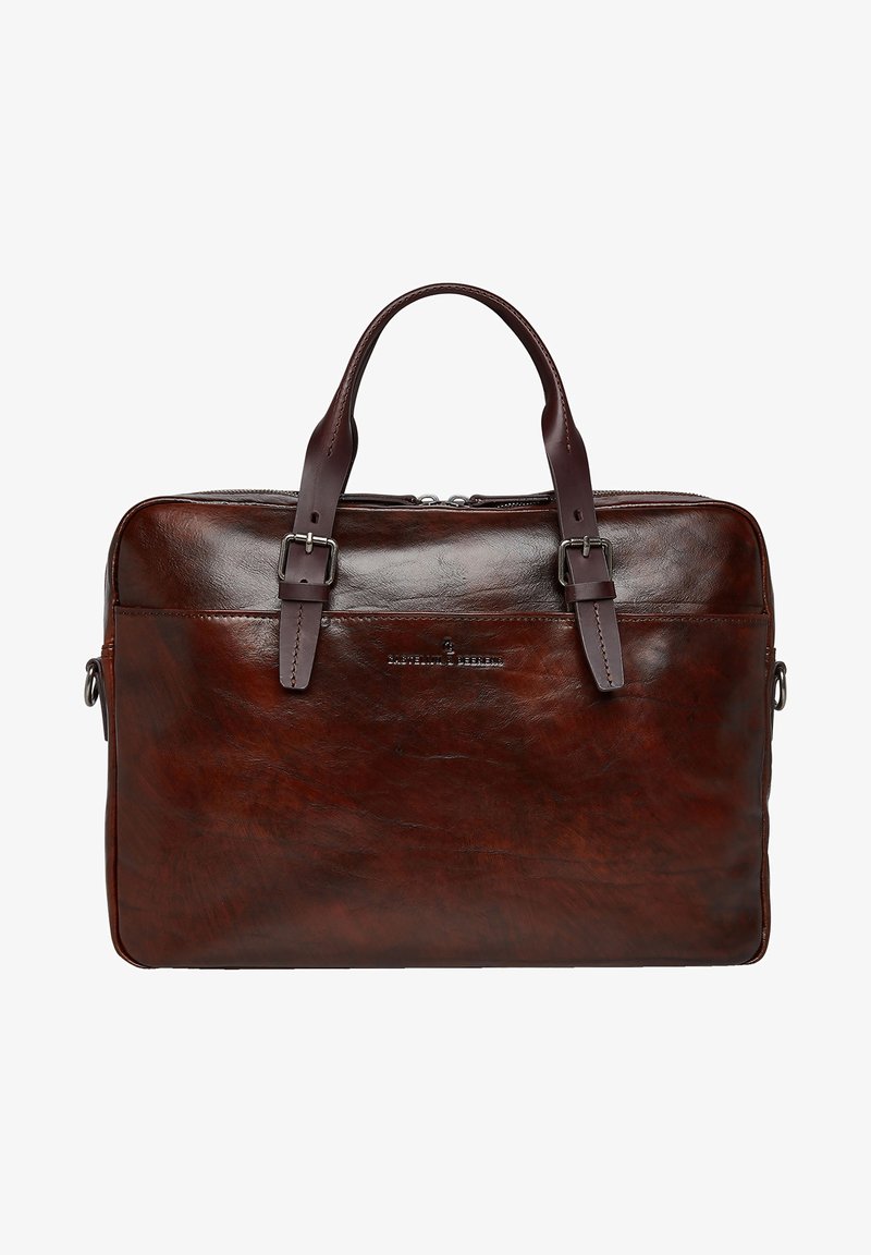 Sac à ordinateur en cuir brun avec deux poignées supérieures, quincaillerie argentée et fermeture zippée. Présente une texture lisse et polie avec un branding minimal.