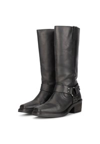 Botas de cuero negro hasta la rodilla con tacón plano, acentos de hebilla y una textura suave, con un diseño de punta afilada y costuras mínimas.
