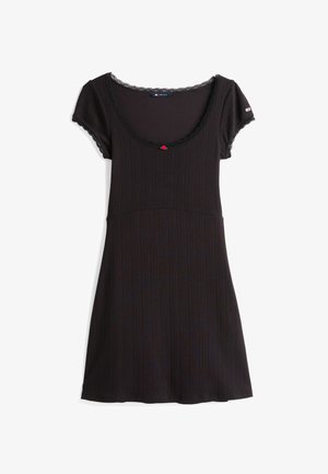 Schwarzes Kleid mit Rundhalsausschnitt, kurzen Ärmeln und Spitzenbesatz. Der strukturierte Stoff hat vertikale Streifen und ein rotes Knopfdetail an der Vorderseite.