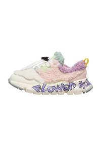 Sneaker bassa con suola crema, pannelli pastello fluffy in rosa, verde, viola, con una linguetta gialla e testo in stile graffiti "FLOWER MOUNTAIN" sulla suola.
