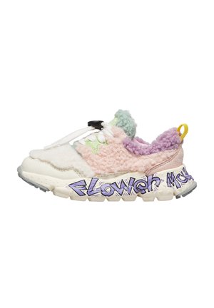 Sneaker bassa con suola crema, pannelli pastello fluffy in rosa, verde, viola, con una linguetta gialla e testo in stile graffiti "FLOWER MOUNTAIN" sulla suola.