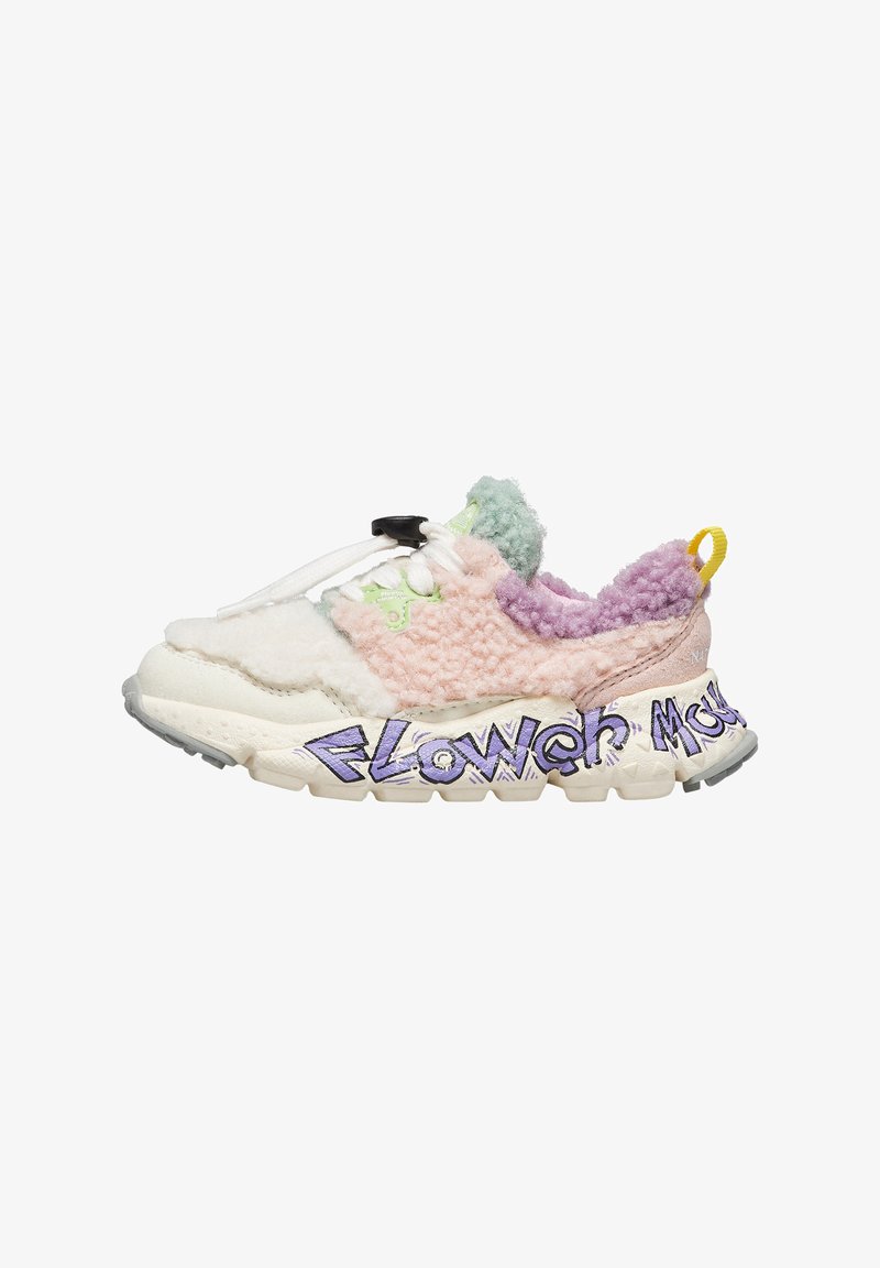 Sneaker bassa con suola crema, pannelli pastello fluffy in rosa, verde, viola, con una linguetta gialla e testo in stile graffiti "FLOWER MOUNTAIN" sulla suola.
