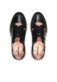 Zapatillas de cuero negro con un upper liso, acentos rosas, costuras en contraste, punta redondeada y plantillas acolchadas.