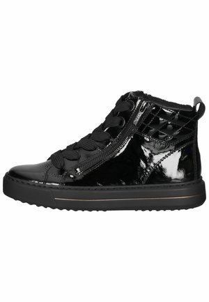 Schwarzer glänzender High-Top-Sneaker mit dicker Gummisohle, seitlichem Reißverschluss, gestepptem Knöcheldetail und schwarzen Schnürsenkeln.