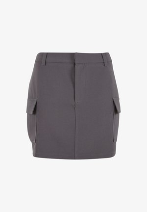 Szürke cargo szoknya két oldalzsebbel, szabott dizájn, sima textúra és letisztult vonalak jellemzik, közepes derékvonallal és semleges színnel.