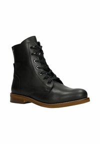 Černá kožená kotníková bota s kulatou špičkou, šněrováním na přední straně, stříbrnými očky a hnědou gumovou podrážkou. Hladký povrch s minimálními designovými detaily.