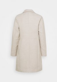 Lichtbeige jas met een rechte snit, lange mouwen en een inslagkraag. Gemaakt van een gladde stof, met minimale naden en zonder versieringen.