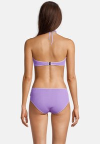 Paarse bikini set met een gestructureerde stof, verstelbare halternekstrik en zilverkleurige hardware aan de achterkant. Hoge taille slips maken het ontwerp compleet.