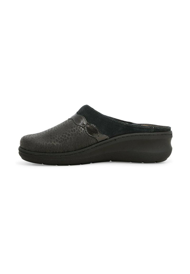 Scarpe slip-on nere con parte superiore in pelle texturizzata, dettagli in suede e una suola in gomma spessa per comfort e supporto.