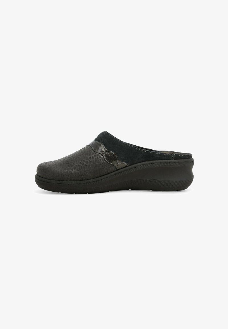 Scarpe slip-on nere con parte superiore in pelle texturizzata, dettagli in suede e una suola in gomma spessa per comfort e supporto.