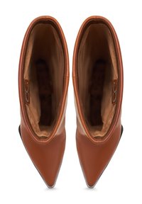 Botine din piele maro cu un design cu vârf ascuțit, textură netedă și estetică minimalistă. Interiorul este căptușit cu un material moale.