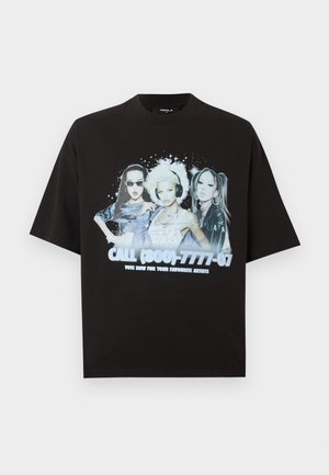 Μαύρο μπλουζάκι με γραφικό που απεικονίζει τρεις διαφορετικές γυναίκες ντυμένες με φουτουριστικές ενδυμασίες, και κείμενο "CALL (800) 7777-07 VOTE NOW FOR YOUR FAVOURITE ARTISTS."