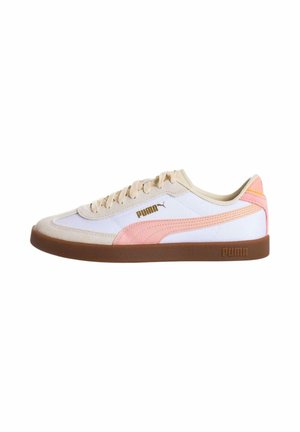 Sneaker in suede bianco con dettagli beige, striscia rosa e suola in gomma beige. Presentano lacci piatti e logo impresso di lato.
