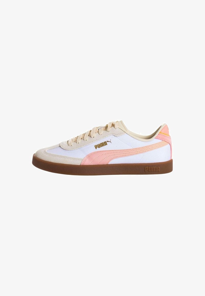 Zapatillas de ante blancas con acentos beiges, una franja rosa y suela de goma marrón. Presentan cordones planos y un logo en relieve en el costado.