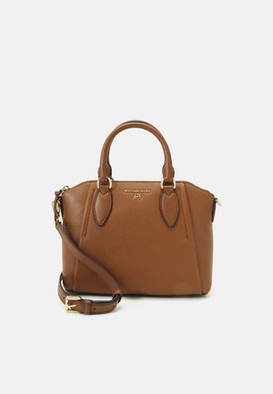 Brązowa skórzana torebka Michael Kors z dwoma górnymi uchwytami i odpinanym paskiem na ramię na białym tle.