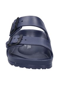 Sandal en marine foncé avec deux sangles ajustables et boucles en métal noir, fabriqué à partir d'un matériau synthétique texturé, doté d'une semelle intérieure anatomique.