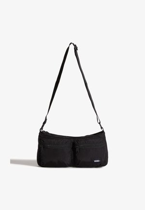 Černá kabelka přes rameno vyrobená z lehké látky, obsahující dvě přední kapsy na zip, jeden nastavitelný popruh a jemné logo značky.