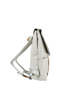 Zaino in tessuto grigio con forma strutturata, una tasca con zip sul davanti e spallacci regolabili con un accento in pelle color tan.
