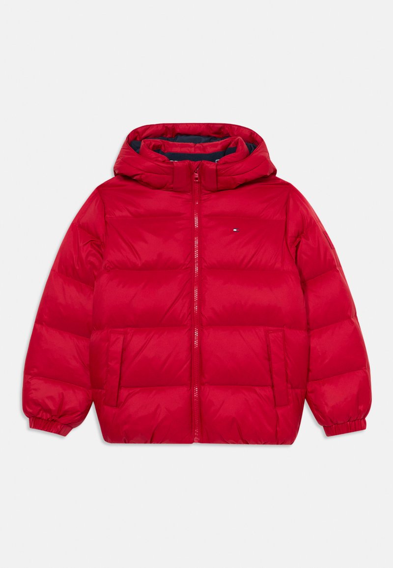 Rode gewatteerde jas met capuchon, ritssluiting, elastische manchetten en zijzakken. Heeft een klein logo-accent op de borst. Glad materiaal.