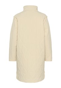 Manteau matelassé beige avec un col montant, des manches longues et une silhouette droite. Le motif texturé présente des coutures ondulées.
