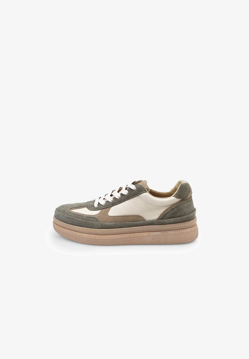 Sneakerid rohelise ja beeži nubukist peale, valged nahkpaneelid, ümar varvas ja paks pruun kummitald tekstuursete detailidega.