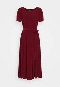 Burgunderfärgad midiklänning med korta ärmar, rund halsringning och knytbara midjebälte. Tillverkad av mjukt tyg med en flödande A-linjeformad silhuett.