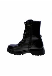 Stivali da combattimento neri in pelle con lacci, chiusura con cerniera e suola in gomma testurizzata. Presentano occhielli metallici e un'etichetta di estrazione sul retro.