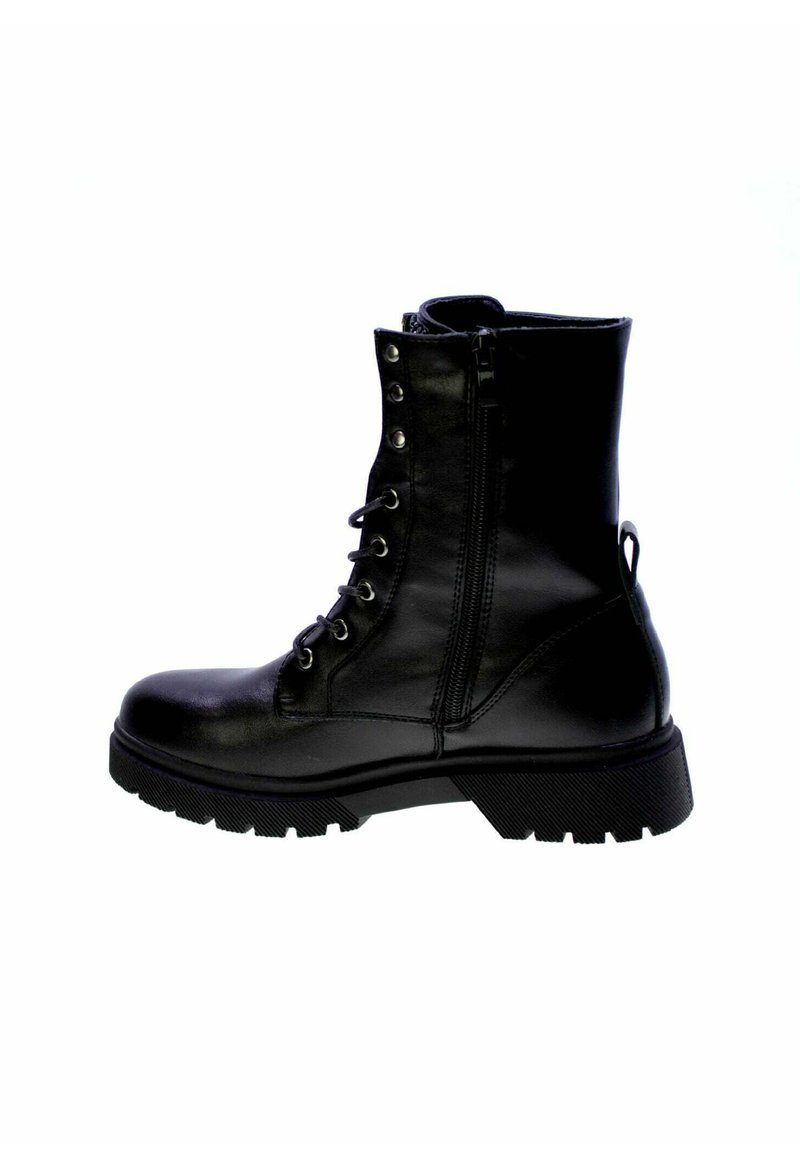 Stivali da combattimento neri in pelle con lacci, chiusura con cerniera e suola in gomma testurizzata. Presentano occhielli metallici e un'etichetta di estrazione sul retro.