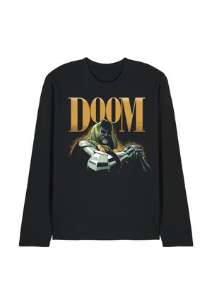 Schwarzes Langarmshirt mit Grafik einer vermummten, gepanzerten Figur und dem Wort DOOM in großen goldenen Buchstaben darüber.