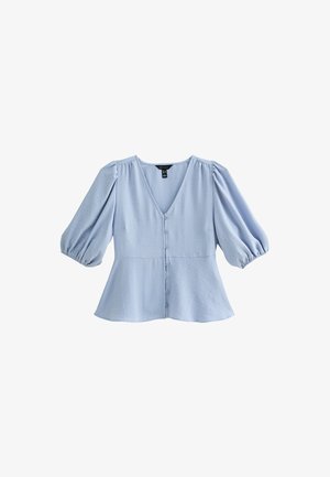 Blusa azzurra chiara con scollatura a V, maniche a palloncino e chiusura con bottoni. Il tessuto è testurizzato con un orlo svasato.