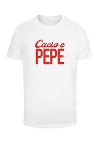 Hvit bomull T-skjorte med rød tekst: "Cacio e PEPE," der den første delen er i kursiv font og den andre i fet, blokkbokstaver.