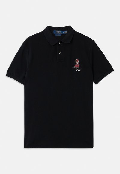Črna polo majica iz bombaža s ovratnikom, dvema gumboma in vezenim logotipom na levi strani prsnega koša. Kratki rokavi in mehak material.