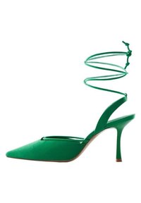 Chaussure à talon haut verte avec un bout pointu, tige en tissu et bride en spirale autour de la cheville. Dotée d'un talon stiletto et d'un design découpé.