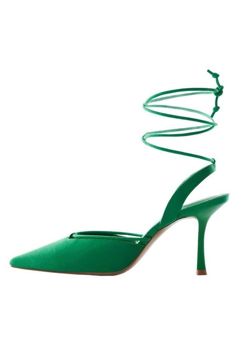Chaussure à talon haut verte avec un bout pointu, tige en tissu et bride en spirale autour de la cheville. Dotée d'un talon stiletto et d'un design découpé.