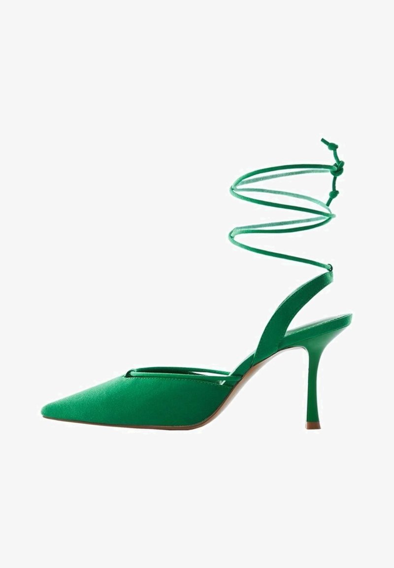 Chaussure à talon haut verte avec un bout pointu, tige en tissu et bride en spirale autour de la cheville. Dotée d'un talon stiletto et d'un design découpé.