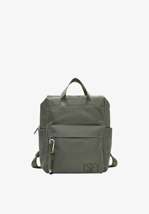 Kwadratowy plecak z tkaniny w oliwkowo-zielonym kolorze, z górnymi uchwytami, przednią kieszenią na zamek, bocznymi kieszeniami oraz srebrnym suwakiem z zielonym paskiem.