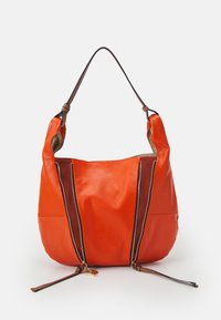 Borsa hobo in pelle arancione, con due tasche zippate marroni. Forma scultorea con una sola tracolla, texture liscia e dettagli metallici dorati.
