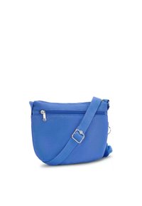 Borsa a tracolla blu in tessuto con una texture liscia, chiusura con zip e tracolla regolabile. Include un accento decorativo sul lato.