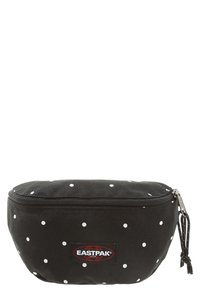 Černá látková taška s bílými puntíky, se zipem a červeným logem Eastpak. Zaoblený tvar s měkkou texturou a odolnou konstrukcí.
