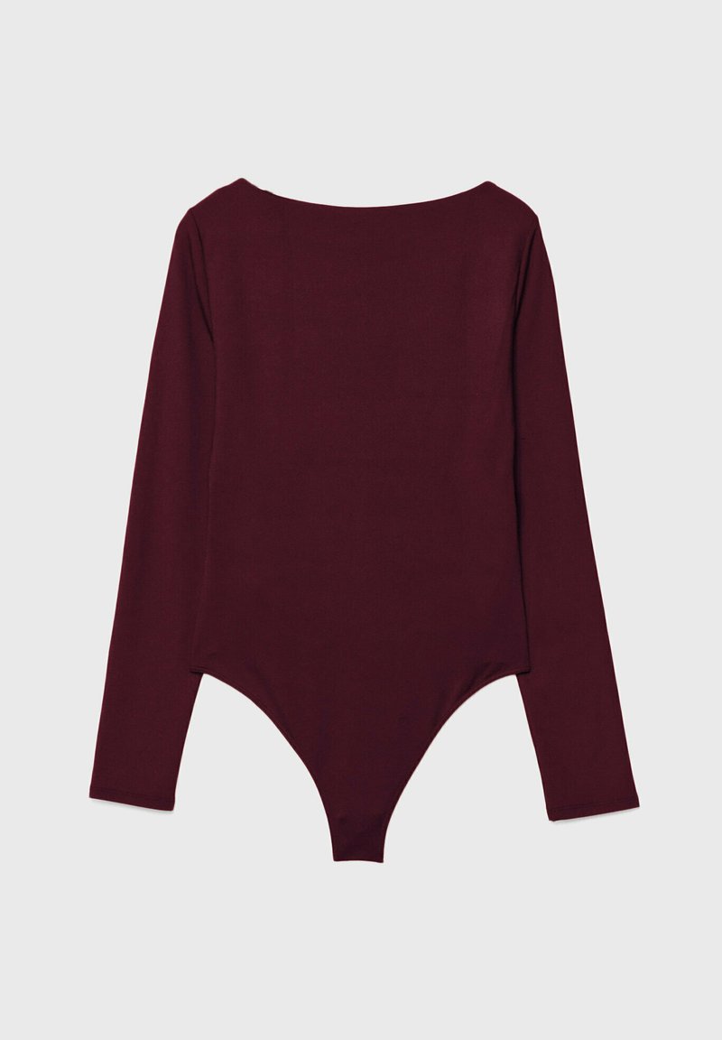 Body a maniche lunghe bordeaux con schiena a barca, forma aderente, texture del tessuto liscia e apertura alta della gamba.