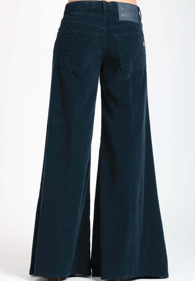 Pantaloni a gamba larga in corduroy navy con vita alta, dotati di due tasche posteriori e di un'etichetta del marchio sulla cintura. Tessuto liscio e vestibilità sartoriale.
