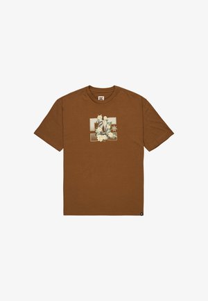 T-shirt marrone con un design grafico che presenta rose bianche, un'illustrazione e una stella, mostrato su uno sfondo semplice.