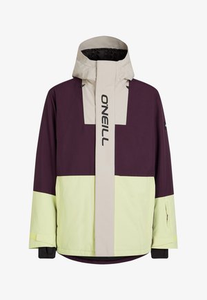 Fialová a svetlozelená nepremokavá bunda s vysokým golierom, logom na prednej strane a kontrastnými farebnými blokmi. Obsahuje vrecká na zips.
