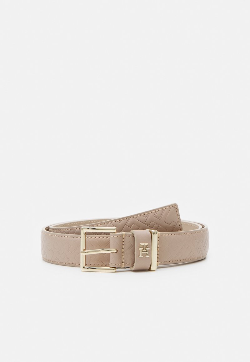 Ceinture en cuir beige clair avec motif embossé, boucle rectangulaire dorée et accent du logo "H" doré sur la boucle, enroulée sur fond blanc.