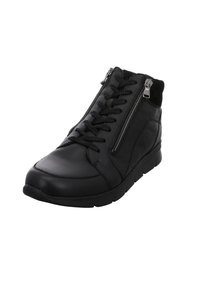 Zwarte leren enkellaars met vetersluiting aan de voorkant, zijrits, textuurafwerking en rubberen zool. Heeft suede accenten bij de kraag.