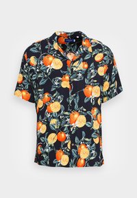Camicia a maniche corte con sfondo blu navy decorato da un vivace motivo di arance e limoni, completato da foglie verdi e dettagli floreali bianchi.
