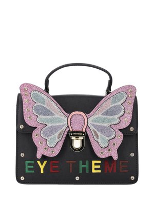 Schwarze Handtasche mit bunten glitzernden Schmetterlingsflügeln auf der Vorderklappe und "EYE THEME" in mehrfarbigen Buchstaben darunter bestickt.