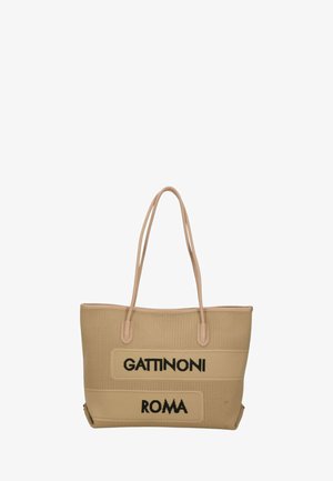 Borsa tote beige realizzata in materiale perforato, con due evidenti accenti testuali neri "GATTINONI" e "ROMA". Manici lisci per un facile trasporto.