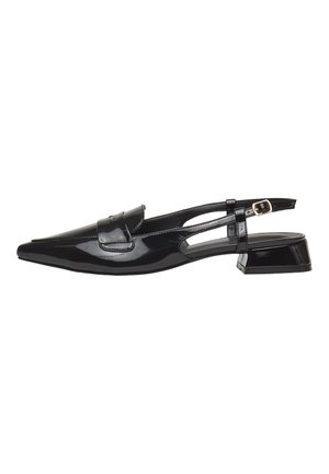 Scarpa slingback in vernice nera con punta appuntita, tacco basso a blocco e cinghia con fibbia dorata.