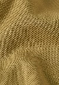 Tessuto khaki con una superficie testurizzata e rigata, che presenta un morbido intreccio e una leggera lucentezza, creando un aspetto elegante e uniforme.